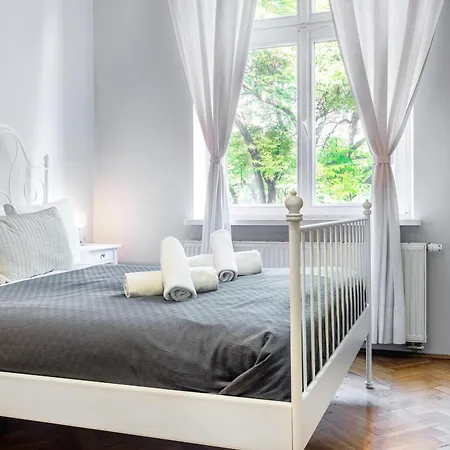Tyzenhauz Superior Apartment